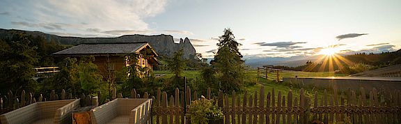Die Adlerlounge mit Schlernblick im Hotel Chalet Dolomites