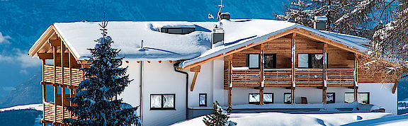 Das Hotel Chalet Dolomites befindet sich direkt an der Skipiste und mitten im Skigebiet Seiser Alm